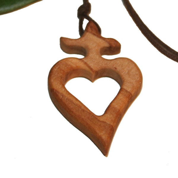 Bijou Pendentif Coeur avec croix en bois d'olivier (8002)