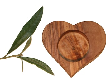 Heart-shaped tealight holder in olive wood and candle (5101)