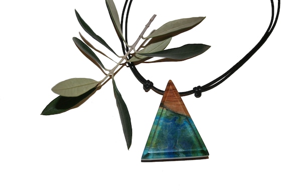 Bijou pendentif en bois d'olivier et résine époxy (8057)