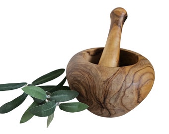 Round domed mortar 12 cm and pestle in olive wood (6404-2)