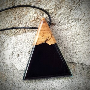 pendentif en bois d olivier et resine epoxy