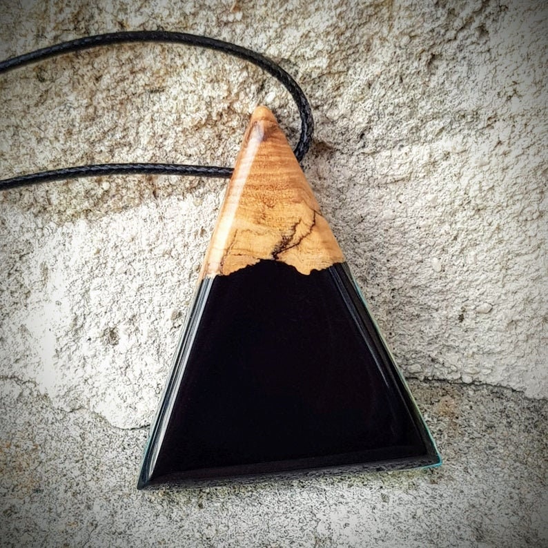 pendentif en bois d olivier et resine epoxy