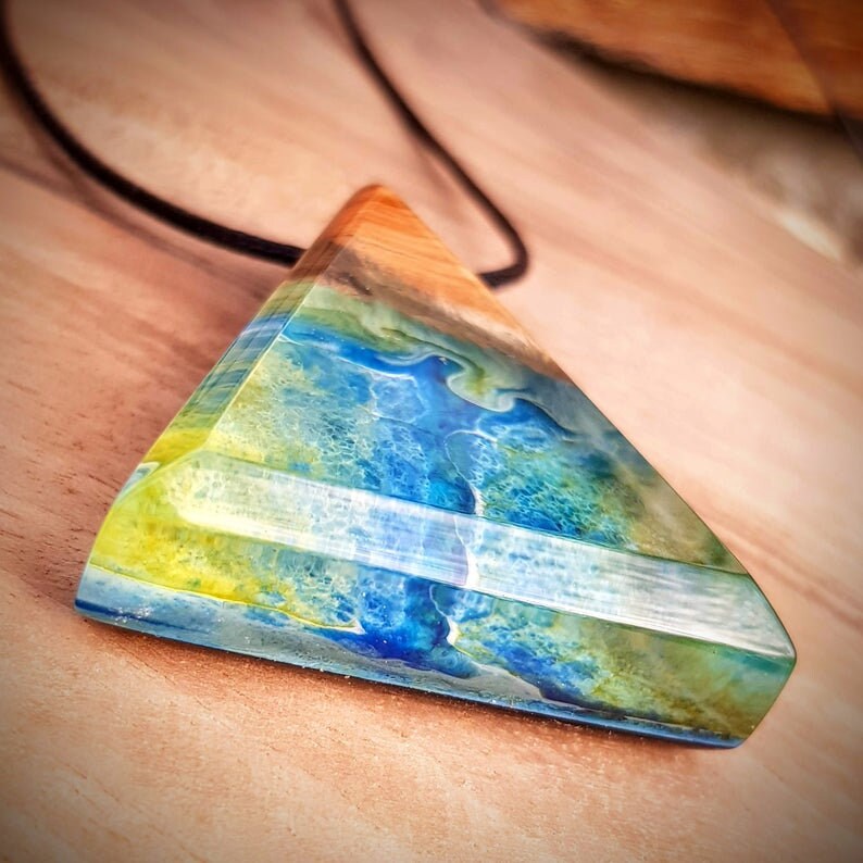 Pendentif En Bois D'olivier Et Résine époxy Vert/bleu - Collier 50-70cm, Neuf Avec étiquettes