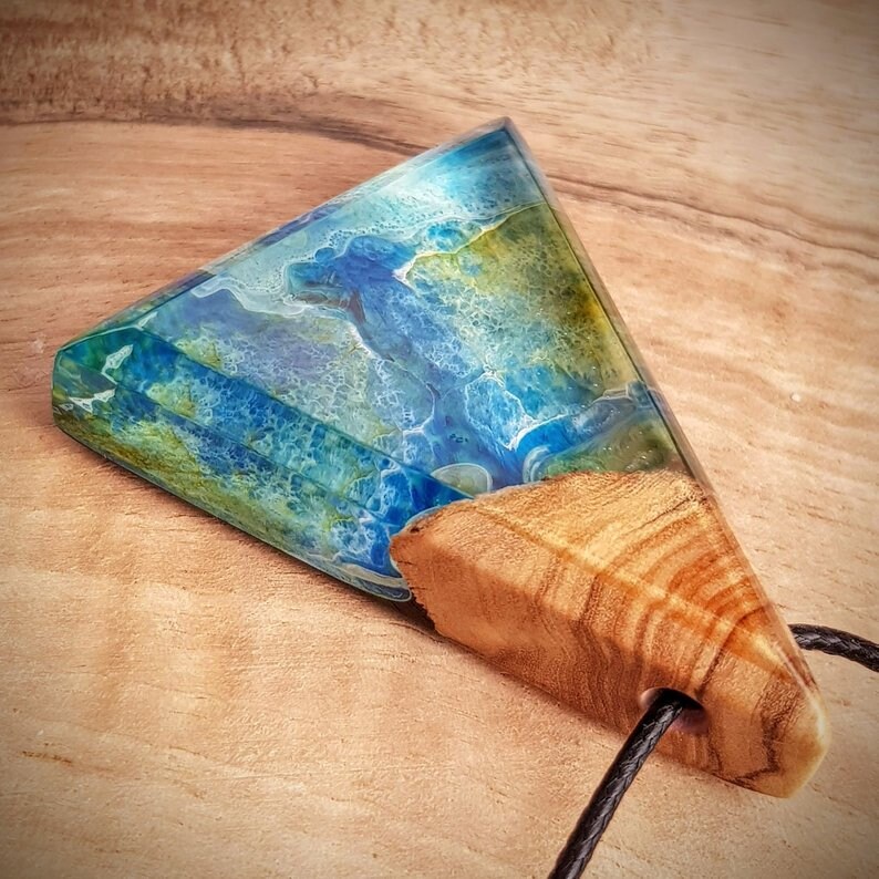 pendentif en bois d olivier et resine epoxy