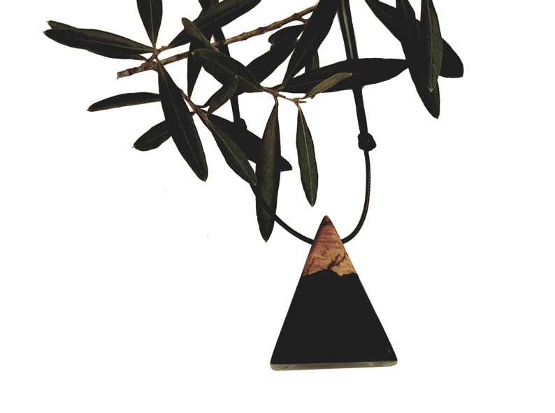 pendentif en bois d olivier et resine epoxy