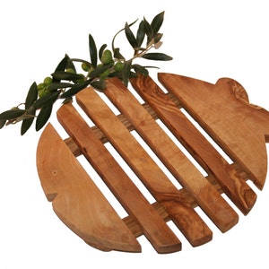 Può includere: Un vassoio rotondo in legno per servire con un design a doghe. Il vassoio è in legno d'ulivo e ha una finitura naturale. Il vassoio è perfetto per servire pane, formaggio o altri spuntini.