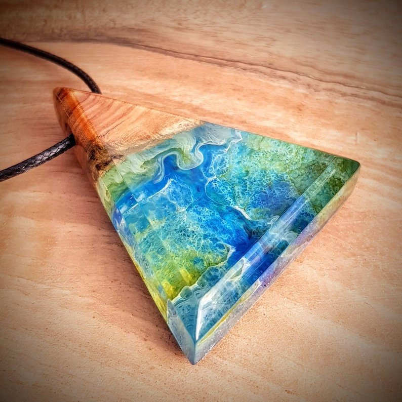 pendentif en bois d olivier et resine epoxy