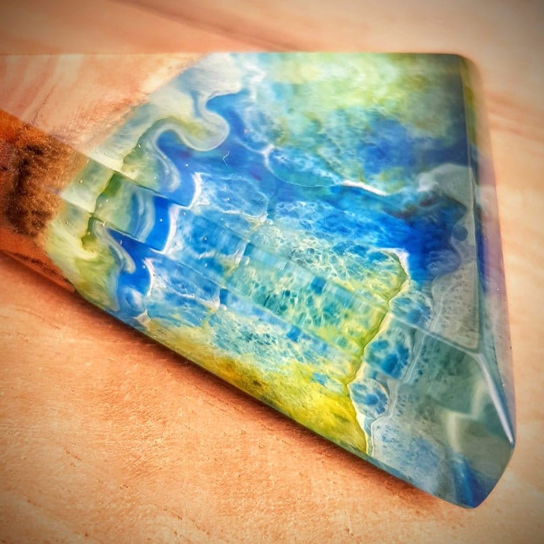 pendentif en bois d olivier et resine epoxy