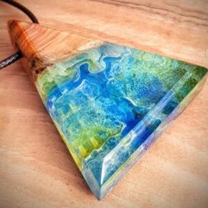 pendentif en bois d olivier et resine epoxy