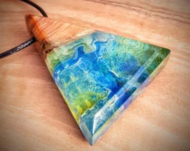 pendentif en bois d olivier et resine epoxy