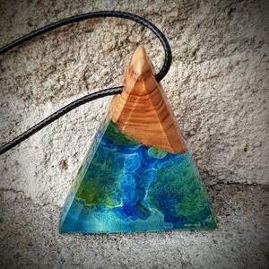 pendentif en bois d olivier et resine epoxy