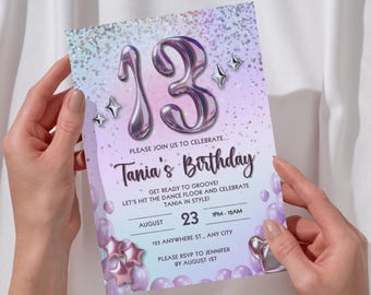 Può includere: Un invito di compleanno con un tema viola e argento. Il numero "13" è ben visibile, insieme al testo "Tania's Birthday". L'invito include i dettagli dell'evento come data, ora e luogo.