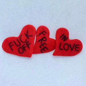 Broches personalizados, broche de corazón rojo, broche personalizado, broche de corazón de fieltro de lana, broche de letra
