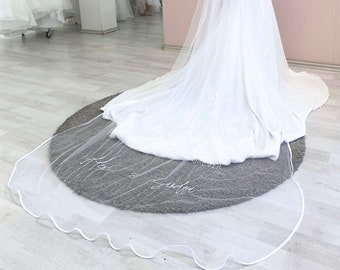 Velo da sposa personalizzato a forma di cattedrale: bordo in raso ricamato, nomi personalizzati