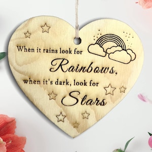 インスピレーションを与える木製ハートプレート：虹と星、ポジティブな言葉