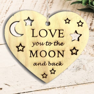 月まで行って戻ってくるほど愛している木製ハートプレート - ロマンチックなギフト