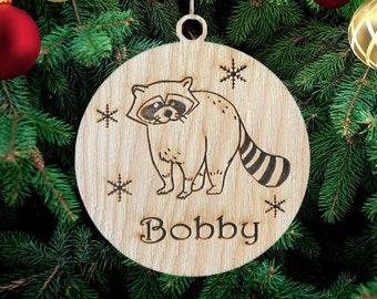 Adorno navideño de mapache personalizado: decoración de madera grabada para el árbol