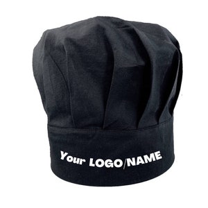以下が含まれることがあります： 白い文字で「Your LOGO/NAME」と書かれた黒いシェフハット