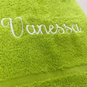 Pu&ograve; includere: Un asciugamano verde brillante con il nome "Vanessa" ricamato in bianco.
