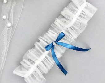 Garter nupcial, garte de tul blanco, liga de arco azul, liga de perlas, liga de boda de tul, novia, liga de boda