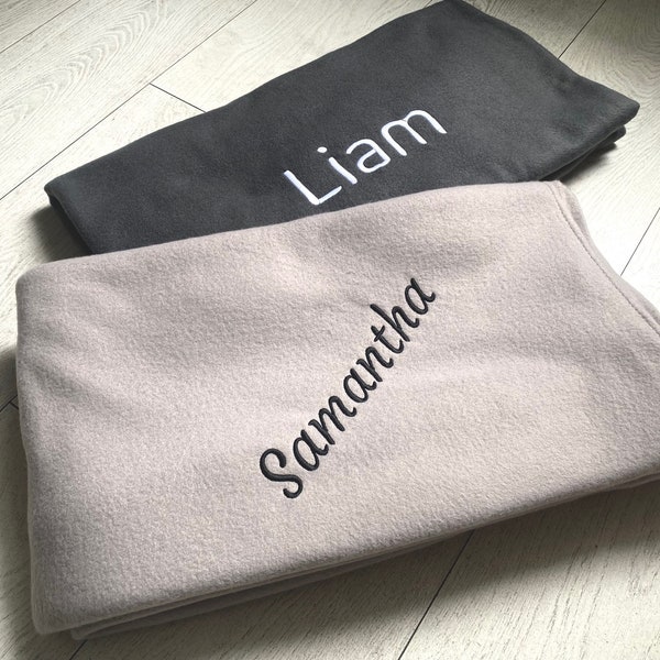 Personalisierte Decke mit Namen oder Text bestickt, 200 cm x 160 cm, Weiche und kuschelige Decke, Hochwertiges Fleece, Personalisiertes Geschenk