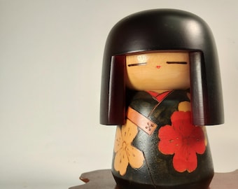 Muñeca Kokeshi japonesa hecha a mano "Un paseo" de Mitsuhou 光宝 (A-18303)