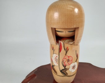 Muñeca Kokeshi japonesa con motivos de flores de ciruelo-pelo Okappa de Akitsune Tanaka 田中晃常 (Togo) (A-6686)