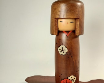 Kokeshi japonesa con motivos de flores de ciruelo talladas de Studio Usaburo (A-19528)