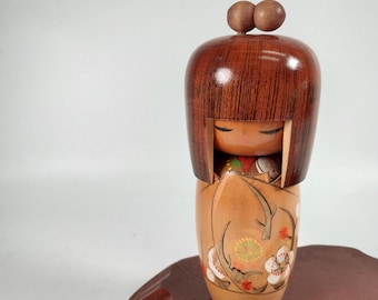 Muñeca Kokeshi japonesa con motivos de flor de ciruelo - Cabello Okappa (A-19288)