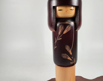 Muñeca Kokeshi hecha a mano con kimono con estampado de trigo de Sadao Kishi 岸貞男 (Fuku-10731)