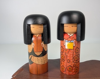 Conjunto de 2 muñecas japonesas Kokeshi: Kimono Haori, diseño de flor de ciruelo (B-19255)