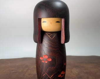 Vintage Usaburo Sosaku Kokeshi / Red Plum Blossom Muñeca de madera japonesa (E-19251)