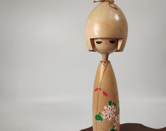 Muñeca Kokeshi japonesa "Kiku Hime" decorada con crisantemos, obra de Riharu 利春 (B-19763)
