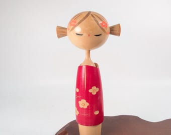 Muñeca Kokeshi adorable con dos colas y estampado de flores de ciruelo, de Hajime (B-F003)