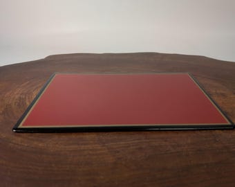 Tablero de exhibición para muñecas Kokeshi: Rojo, verde oliva, bordes dorados (A)