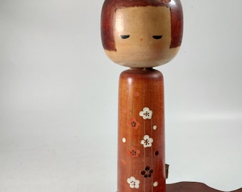 Muñeca Kokeshi japonesa con flores de ciruelo blancas y rojas (B-19758)