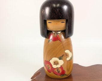 Muñeca Usaburo Kokeshi: Figura de madera hecha a mano con forma de flor de camelia (E-19352)
