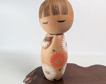 Muñeca Kokeshi HINA-GIKU con estampado de flores de margarita, fabricada por Aoki Ryoka (A-F007-5617)