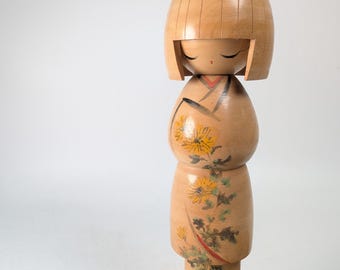 Figura japonesa Kokeshi hecha a mano con kimono y estampado de crisantemos, H:25,5 cm (Fuku-F006)