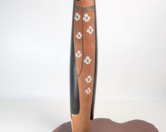 Una muñeca kokeshi sencilla pero singularmente alargada con flores blancas (A-14815)