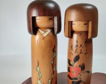 Conjunto de muñecas Usaburo Kokeshi: Sauce tallado y flor de ciruelo (B-19116)