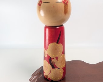Muñeca Kokeshi japonesa hecha a mano, kimono rojo con estampado de flores de ciruelo, artista Shiramine.