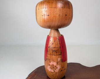 Kokeshi japonesa moderna con motivos de flores de ciruelo de Riharu 利春 (A-19759)