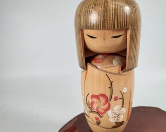 Muñeca Kokeshi japonesa con patrones de flores de ciruelo-pelo Okappa de Akitsune Tanaka 田中晃常 (Hakone) (A-19292)