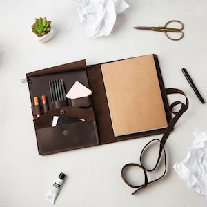 Unleash your creativity with our Handmade Leather Sketchbook Cover. Crafted from premium Leather; Handmade;, it’s perfect for artists and dreamers. Refillable, durable, and customizable, this Personalized Sketchbook Cover protects your ideas in timeless style. Order yours today and make every sketch a masterpiece!