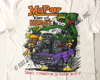 Puede incluir: Camiseta blanca con una ilustración de dibujos animados de un coche morado con un motor grande y un personaje de monstruo verde. El texto "MoPar King of HEMIS" está impreso en la camiseta. El texto "DIRECT CONNECTION TO KICKIN' BUTT!!" está impreso debajo de la ilustración. El texto "BACK" está impreso en la esquina inferior derecha de la camiseta.