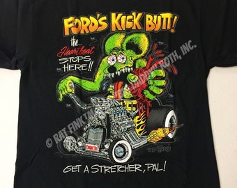 Könnte beinhalten: Schwarzes T-Shirt mit einem grünen Monster, das ein Herz hält und einen Hot Rod fährt. Der Text auf dem Shirt lautet "Ford's Kick Butt! The Heartbeat Stops Here!!" und "Get a Stretcher, Pal!"
