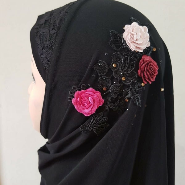 Hijab à trois fleurs instantané à enfiler, une pièce musulmane parfaite pour les filles