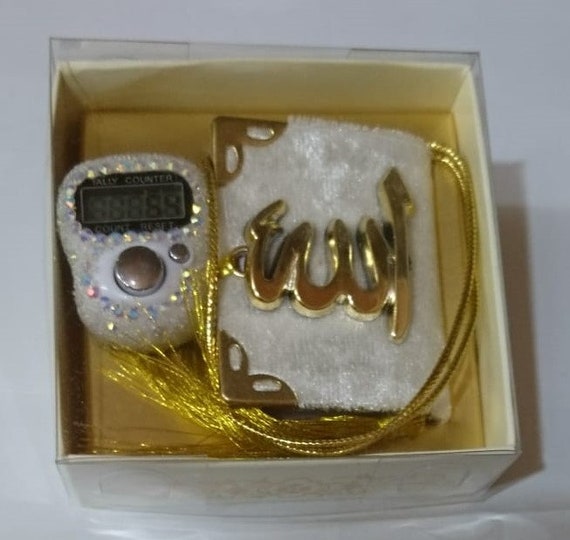 Le coffret cadeau de 2 pièces comprend un mini cintre de voiture Coran et  un compteur de doigts numérique -  France