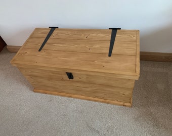 Baúl de madera rústico para almacenamiento